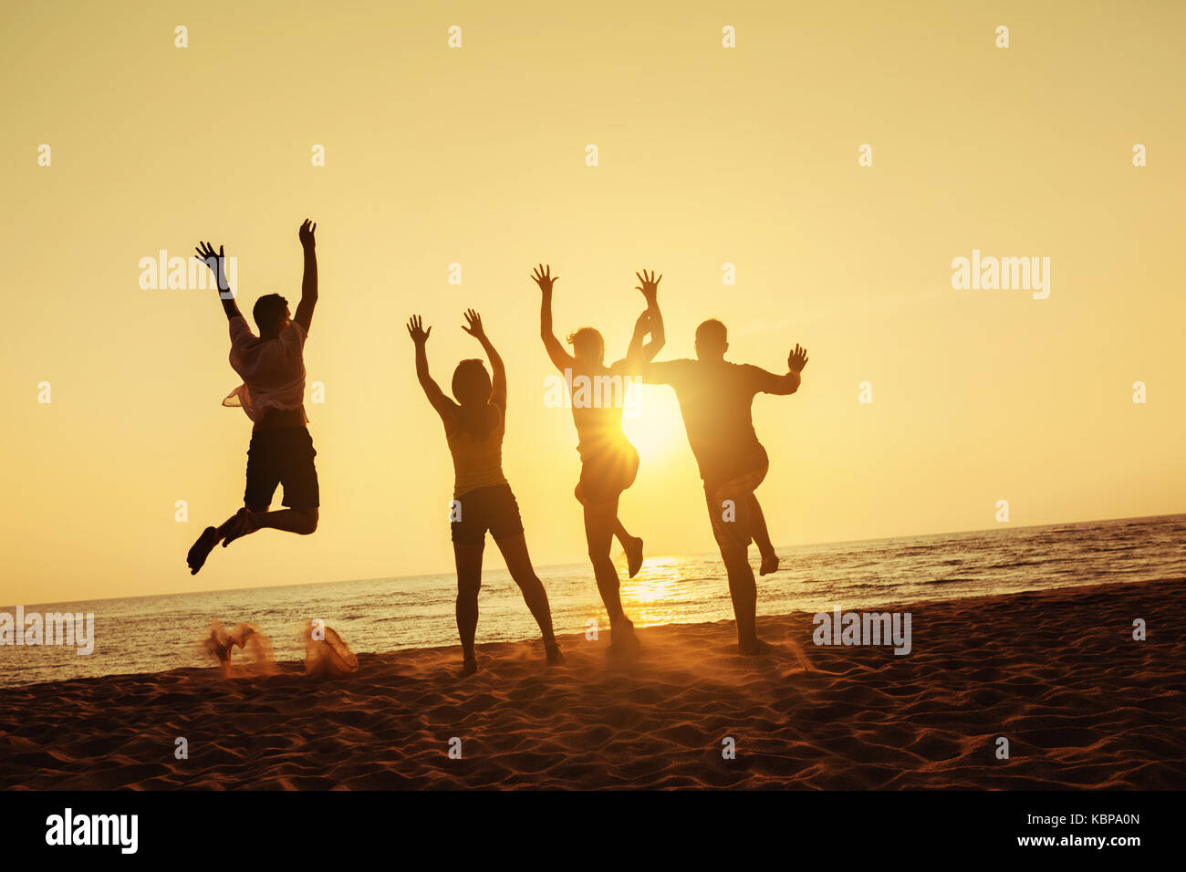 Gruppe vier Freunde Spaß Strand Sonnenuntergang Urlaub Stockfoto