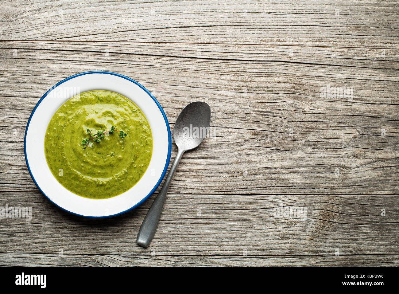 Frische gesunde Gemüse grüne Suppe overhead Schießen Stockfoto
