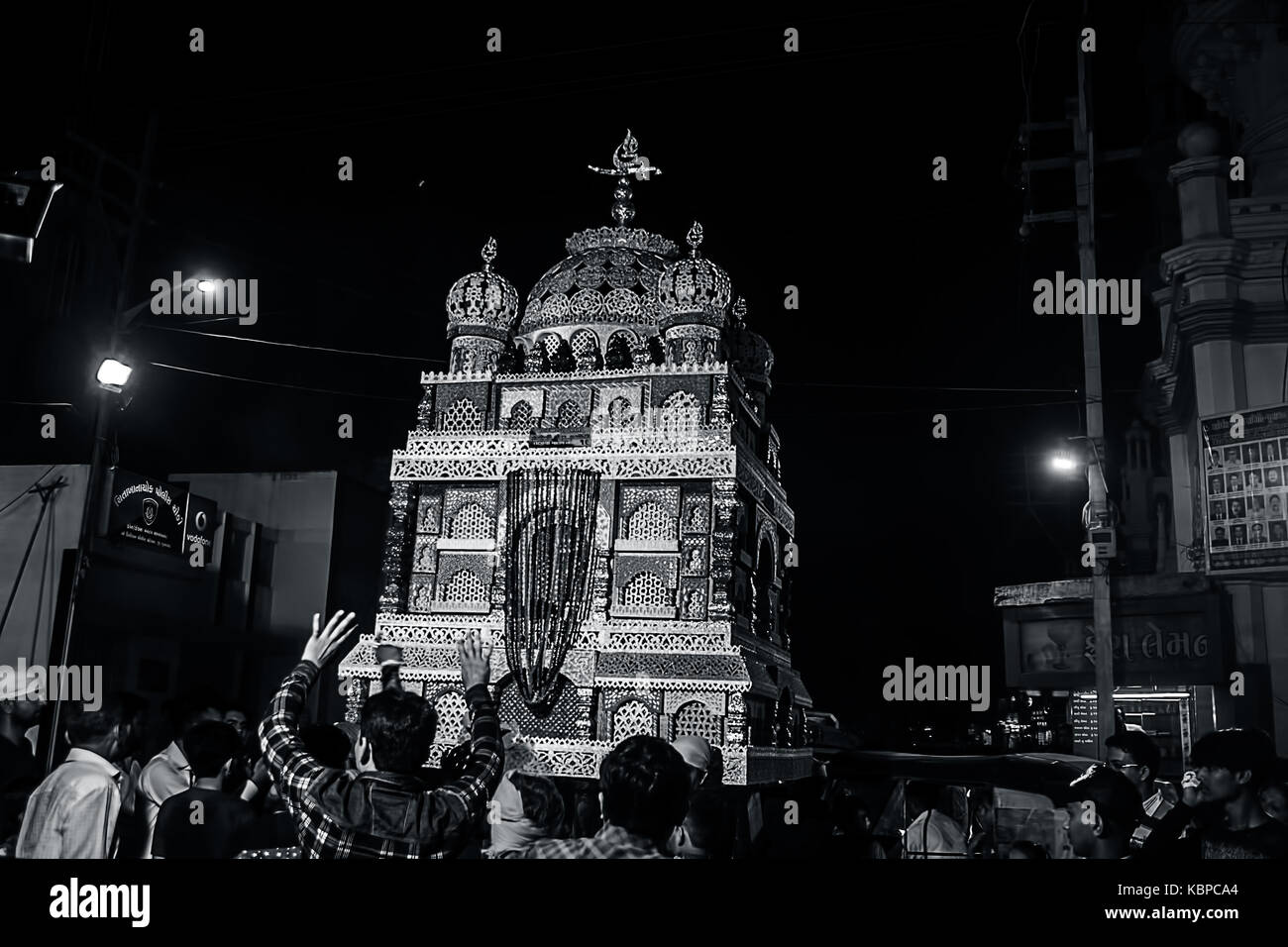 JUNAGADH, Gujarat/Indien, 30. September 2017 - Die tazia Prozession während der Trauer Prozession des Moharram, Junagadh, Gujarat, Indien gesehen. Stockfoto
