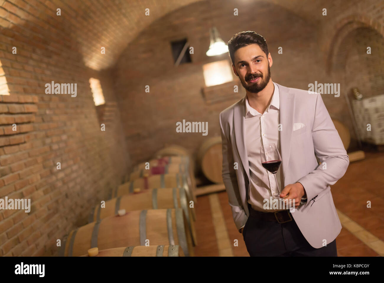 Önologe Verkostung Weine im Keller Stockfoto Önologe Verkostung Weine im Keller Stockfoto