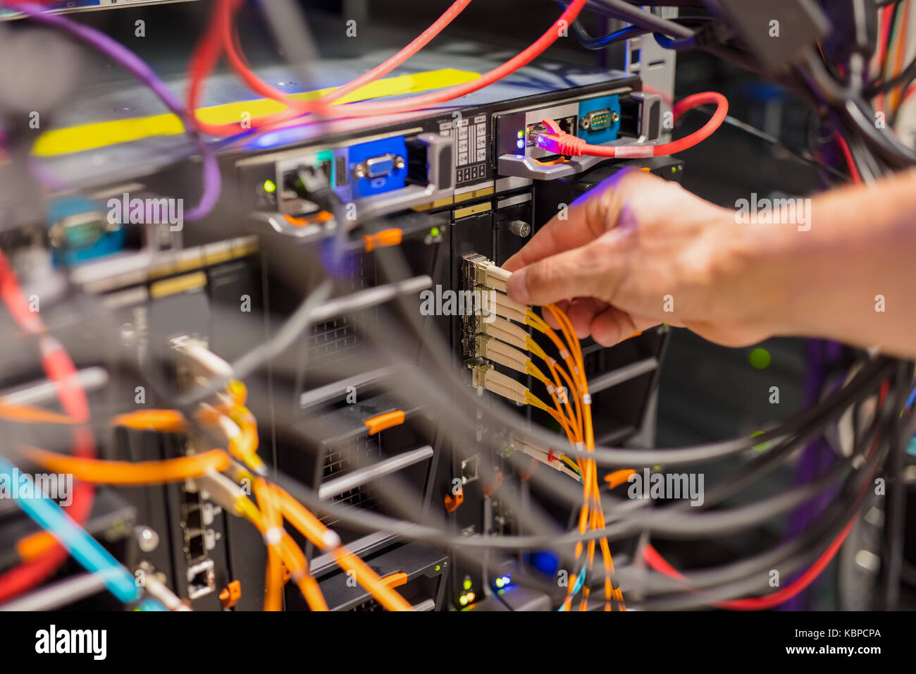 IT-Berater Netzwerk Kabel an den Schalter anschließen Stockfoto