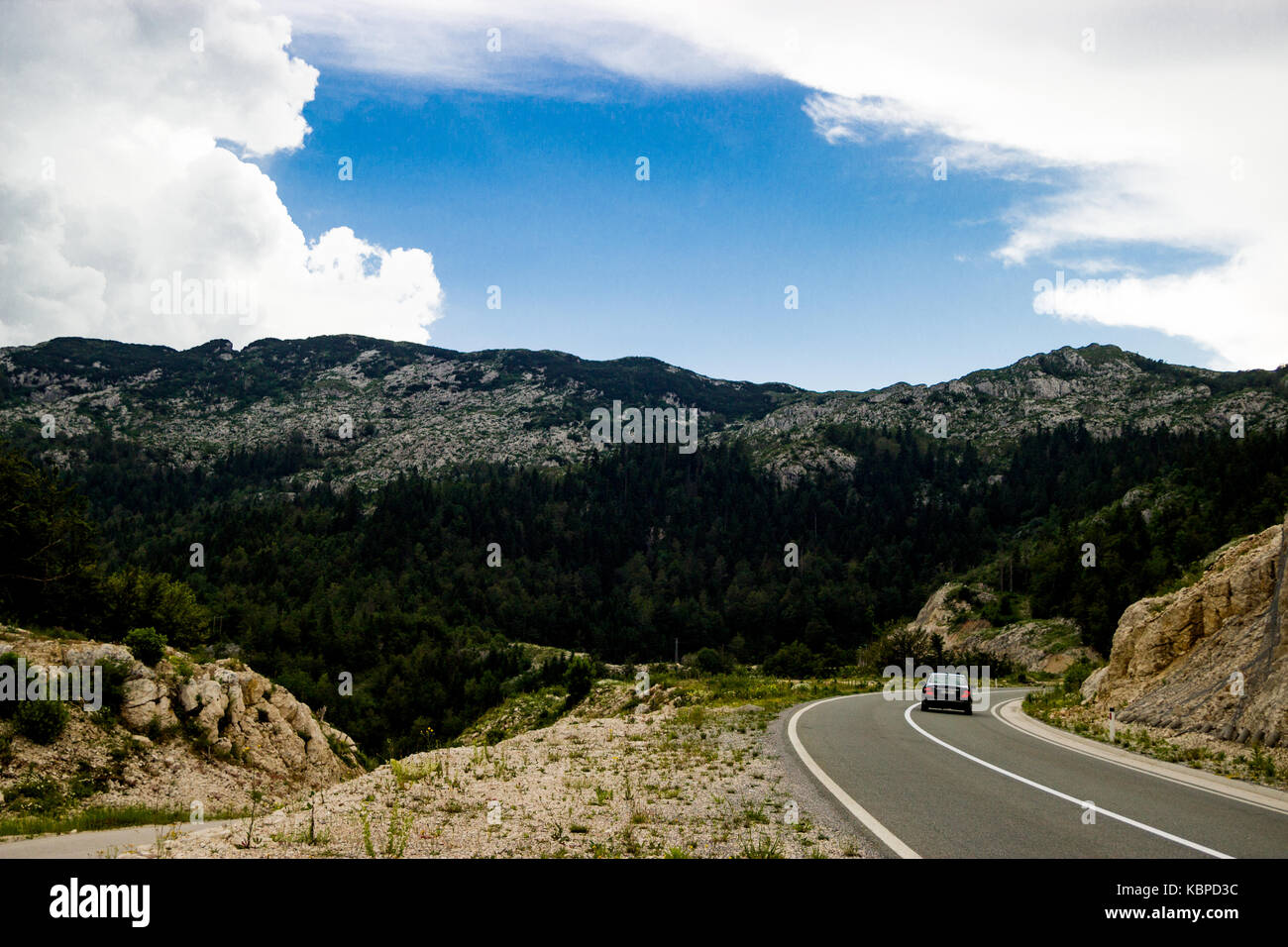 Die lonley Auto auf der Straße in Montenegro Stockfoto