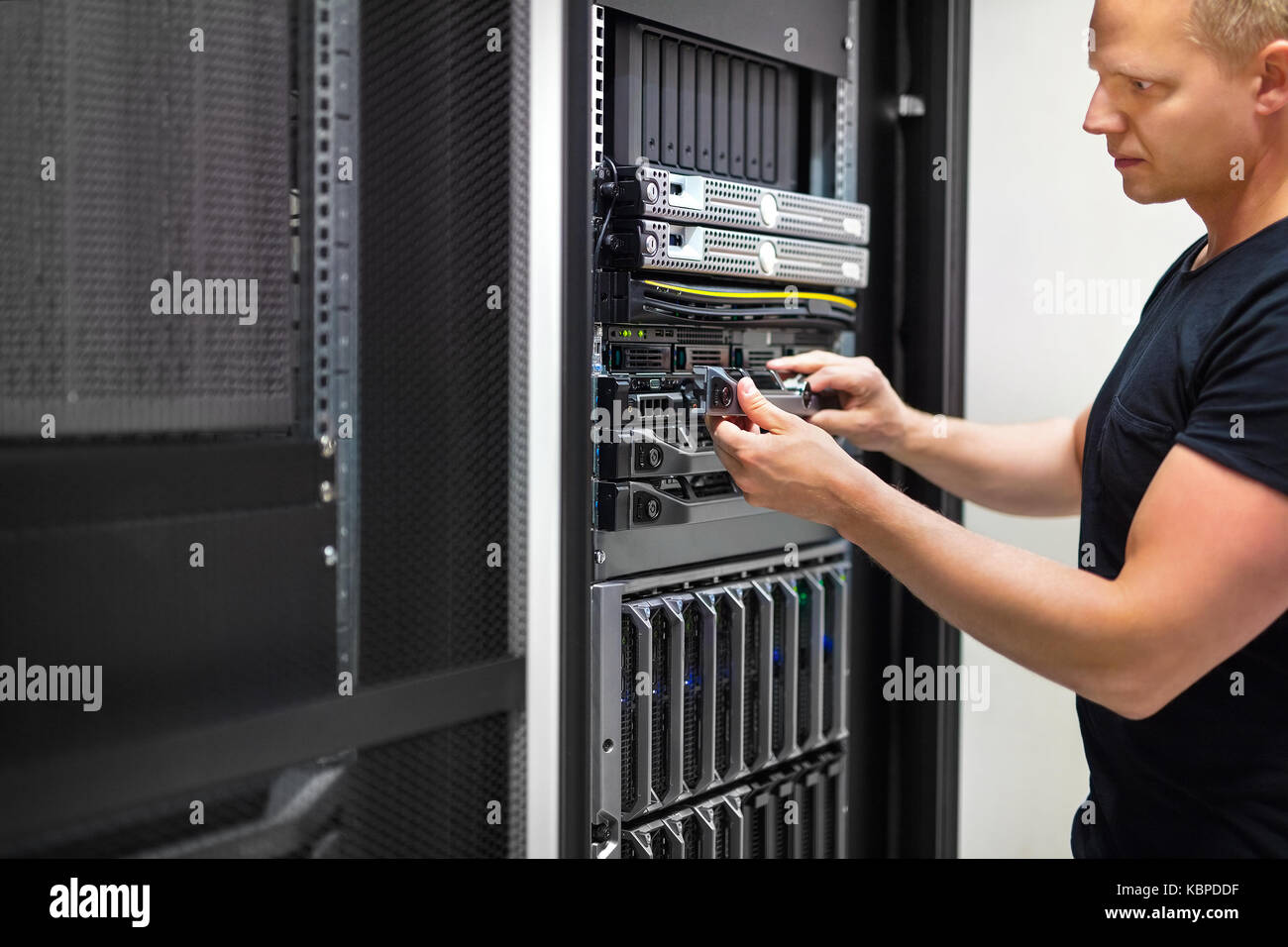 IT-Berater überwacht Server im Rechenzentrum Stockfoto