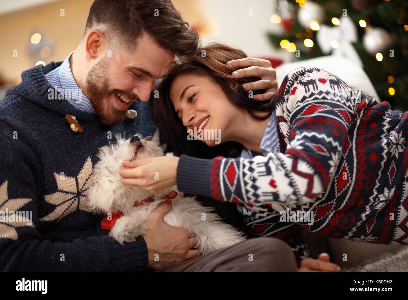 Frau und Mann mit Welpen Meltzer in Liebe zusammen für Weihnachten Stockfoto