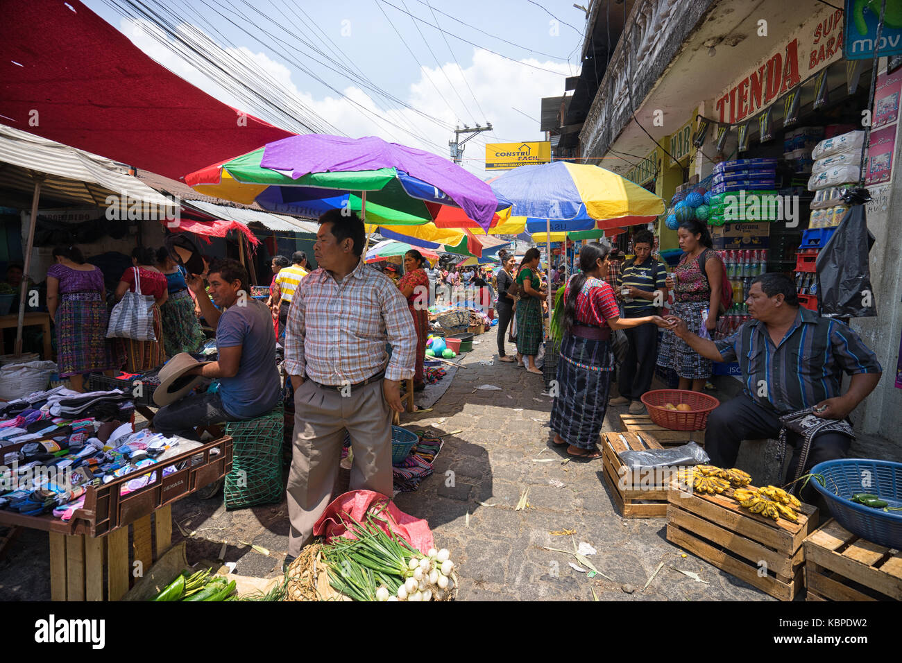 April 17, 2016 San Pedro La Laguna, Guatemala: sturdays der Hauptstraße der indigenen Stadt füllt sich mit Anbietern und Käufern während der wöchentlichen weit Stockfoto April 17, 2016 San Pedro La Laguna, Guatemala: sturdays der Hauptstraße der indigenen Stadt füllt sich mit Anbietern und Käufern während der wöchentlichen weit Stockfoto