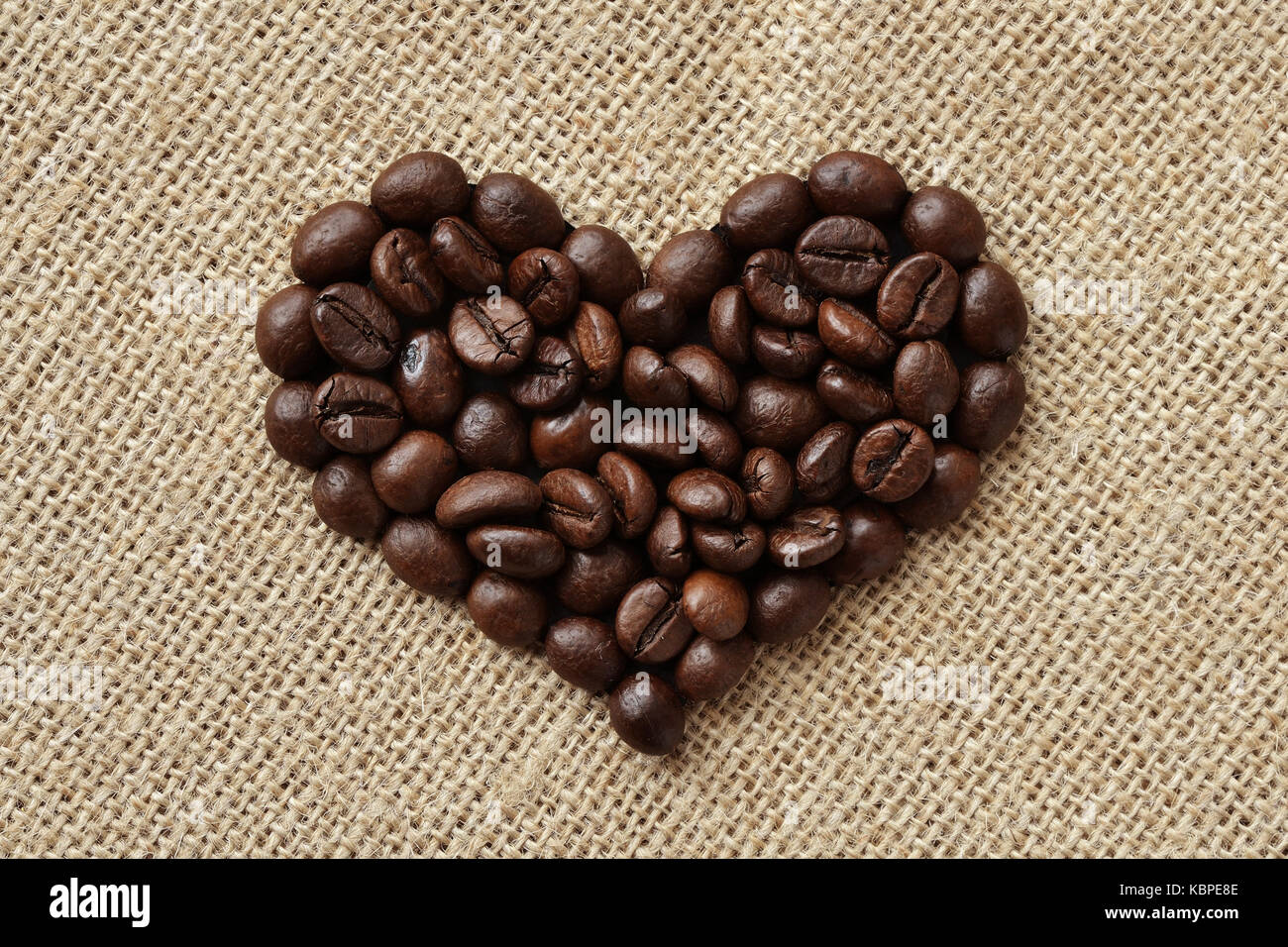 Kaffeebohnen Herz auf die Hintergrund Stockfoto