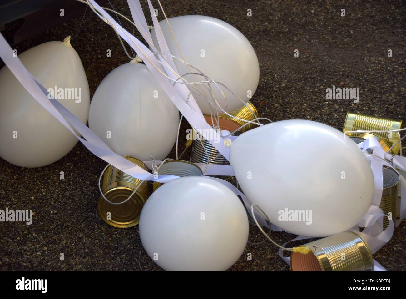 Hochzeit Custom oder Hochzeit Tradition, Luftballons und Dosen hinter einem Auto Stockfoto