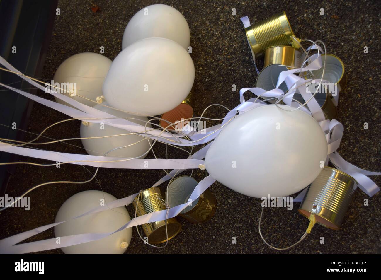 Hochzeit Custom oder Hochzeit Tradition, Luftballons und Dosen hinter einem Auto Stockfoto