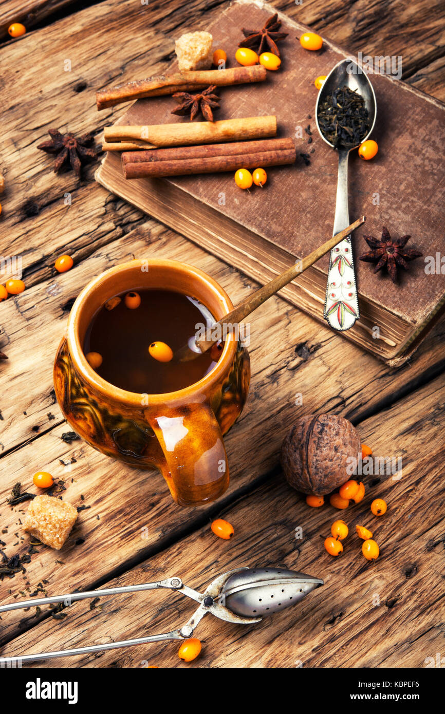 Teetasse mit heilenden Berry Tee mit Sanddorn auf retro Hintergrund Stockfoto