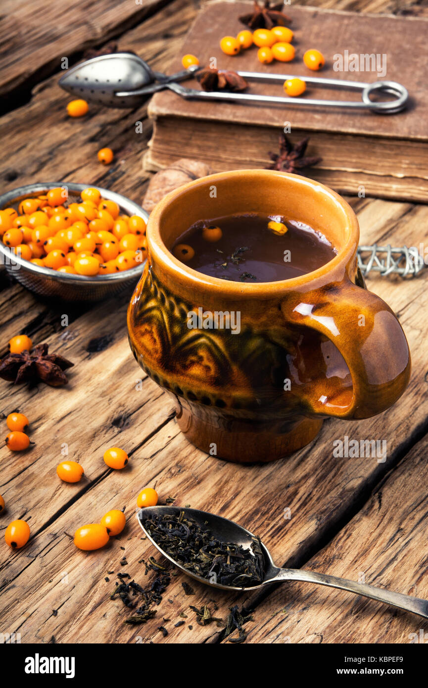 Teetasse mit heilenden Berry Tee mit Sanddorn auf retro Hintergrund Stockfoto