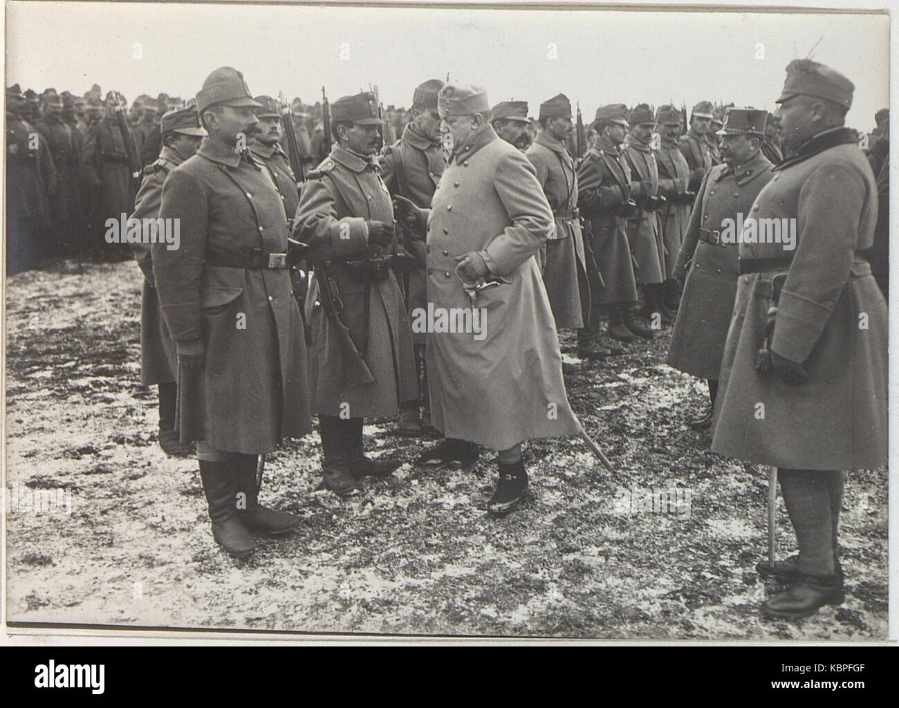 Dieses historische Foto zeigt General Samuel Baron von Hazai, den ungarischen Verteidigungsminister, mit dem Hofmann-Korps während militärischer Operationen. Das Bild spiegelt einen wichtigen Moment der Militärgeschichte wider. Stockfoto