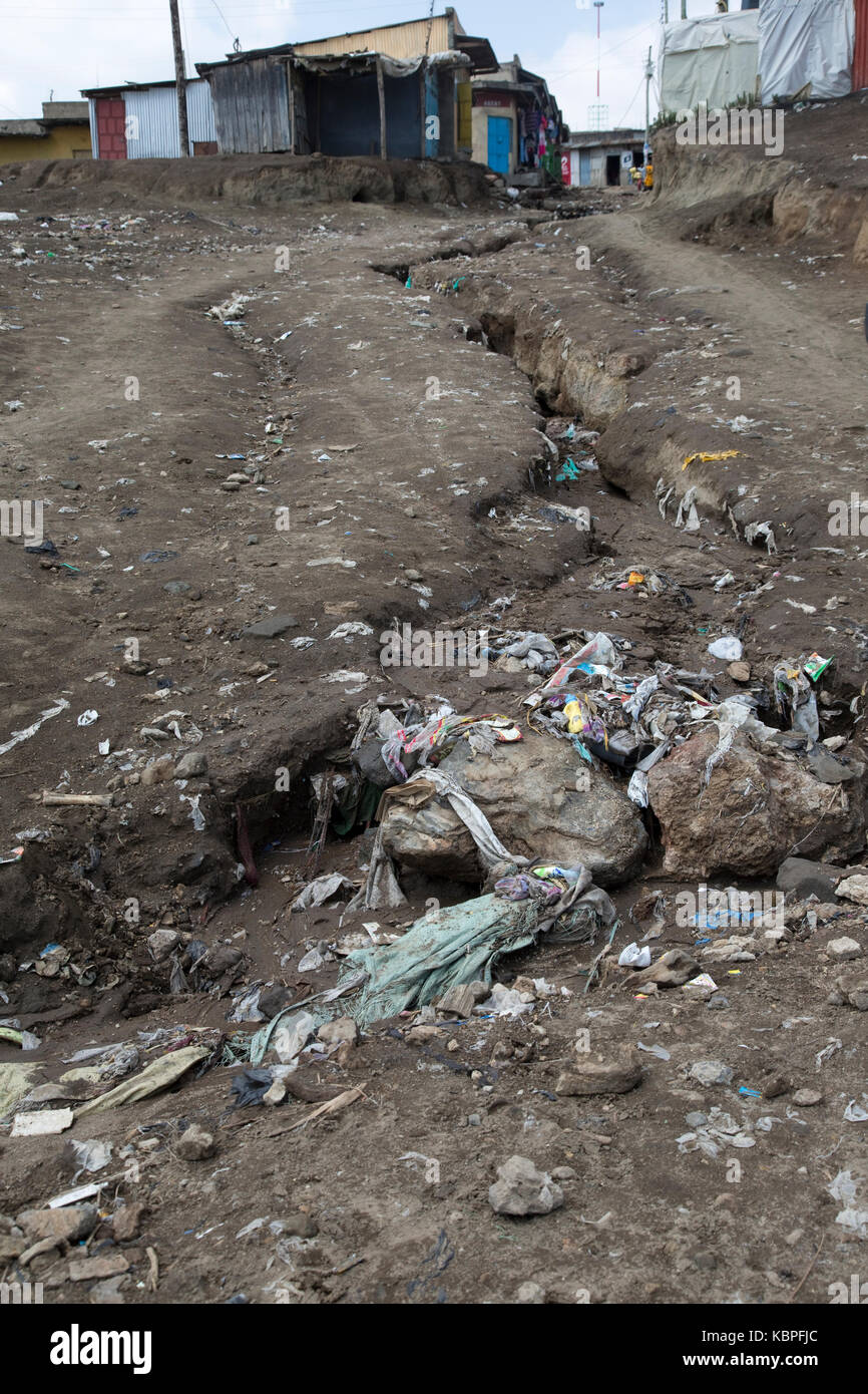 Plastiktüten und Wurf in der Entwicklung von Erosion gully kamere Gemeinde Kenia sammeln Stockfoto