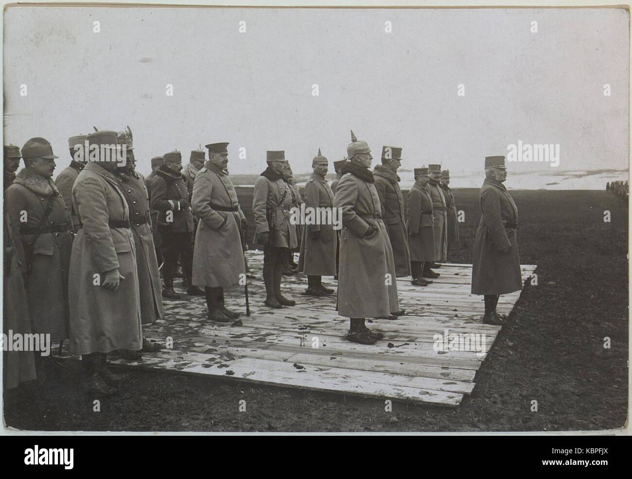 Erzherzog Friedrich von Österreich beobachtet die marschvergangenheit der Truppen des Hofmann-Korps während einer militärischen Überprüfung und spiegelt die österreichisch-ungarische Kommandopräsenz während des Ersten Weltkriegs wider Stockfoto