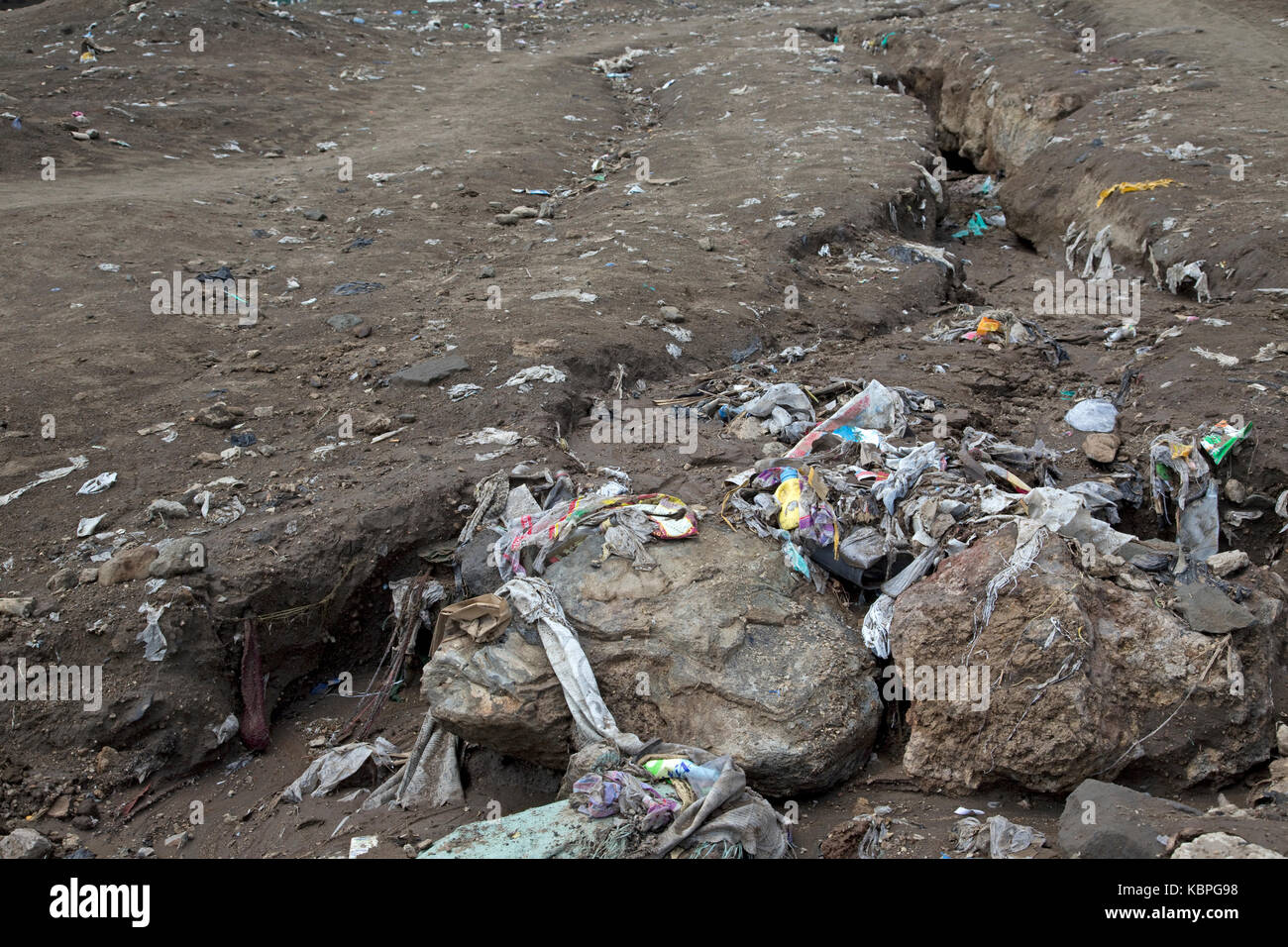 Plastiktüten und Wurf in der Entwicklung von Erosion gully Kamere Gemeinde Kenia sammeln Stockfoto
