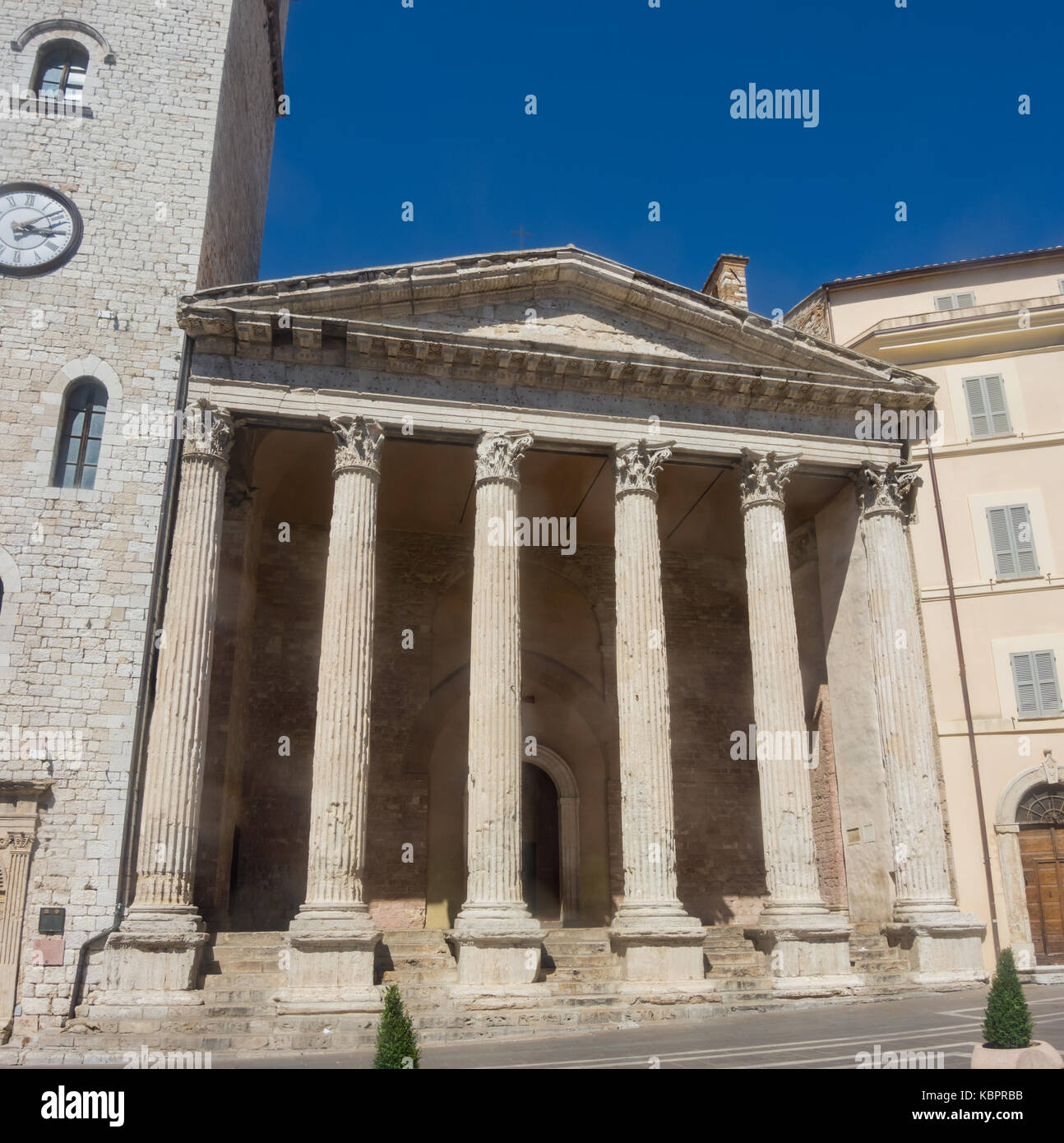 Assisi, Italien, einem UNESCO-Weltkulturerbe. Der Tempel der Minerva liegt im Zentrum der Stadt Stockfoto