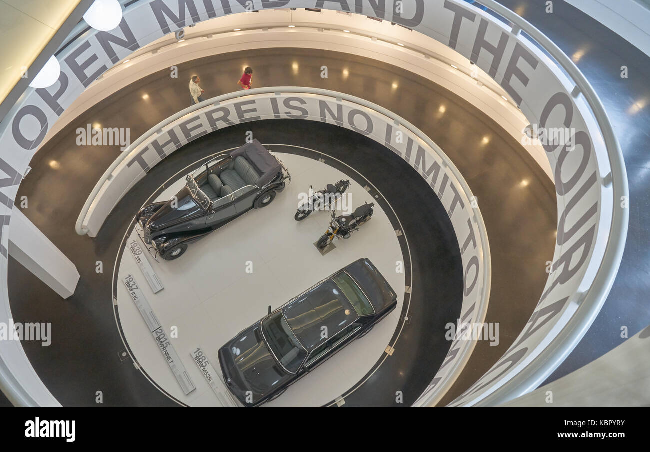 Raum der BMW-Museum, ein berühmter Deutschland auto Marke Stockfoto