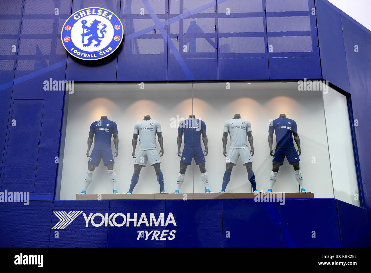 Eine allgemeine Ansicht der Chelsea Football kit auf Verkauf während der Premier League Match an der Stamford Bridge, London. Stockfoto
