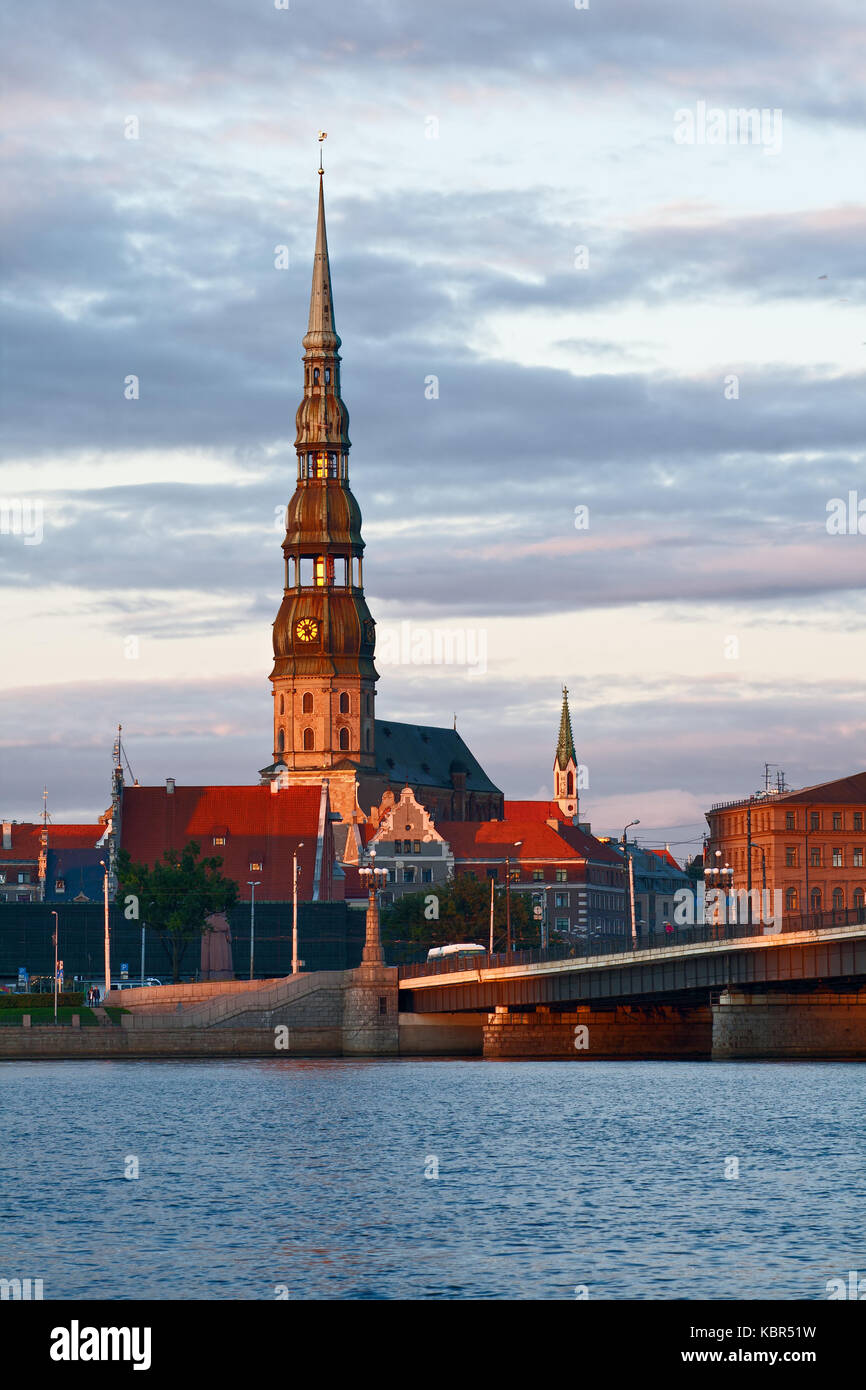 St. Peter's Kirche in Riga bei Sonnenuntergang Stockfoto