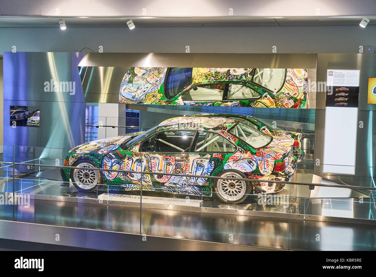 Ein weißes Auto mit bunten Graffiti im BMW-Museum, ein berühmter Deutschland auto Marke Stockfoto