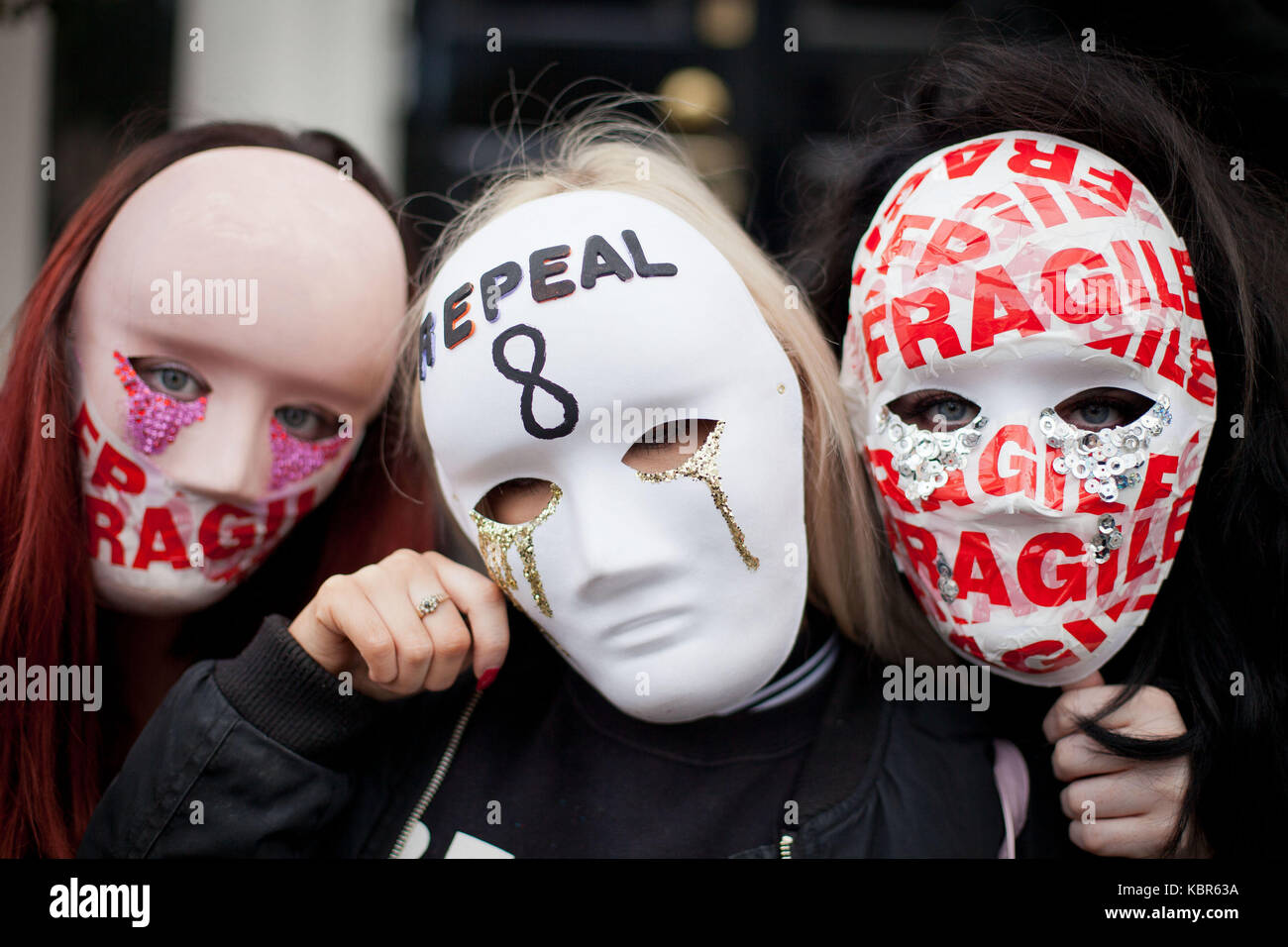 Die Demonstranten tragen Aufhebung Masken im März in Dublin, eine Demonstration anspruchsvollen ändern Irlands zu strengen Abtreibungsrechts. Stockfoto