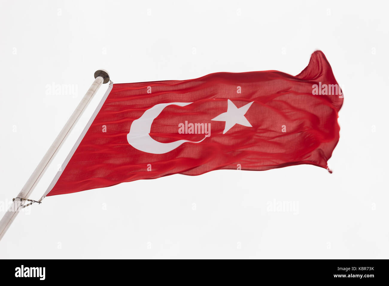 Türkische Flagge schwenkten in Wind auf weißem Hintergrund Stockfoto