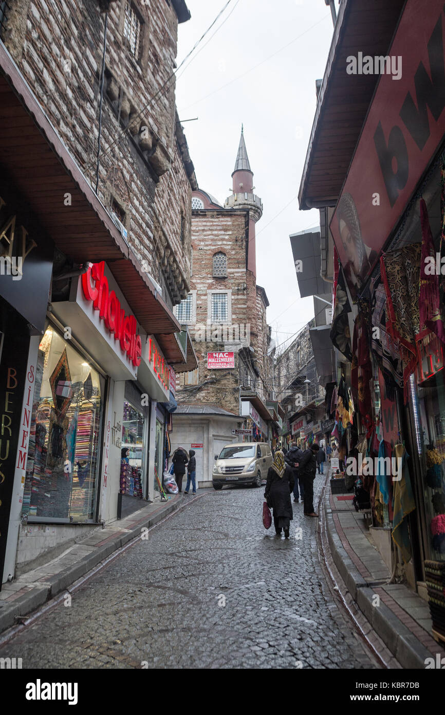 Istanbul, Türkei - 10. Januar 2015 - Kleine schmale trading Street im Zentrum von Istanbul, in der Nähe der Grand Bazaar Stockfoto
