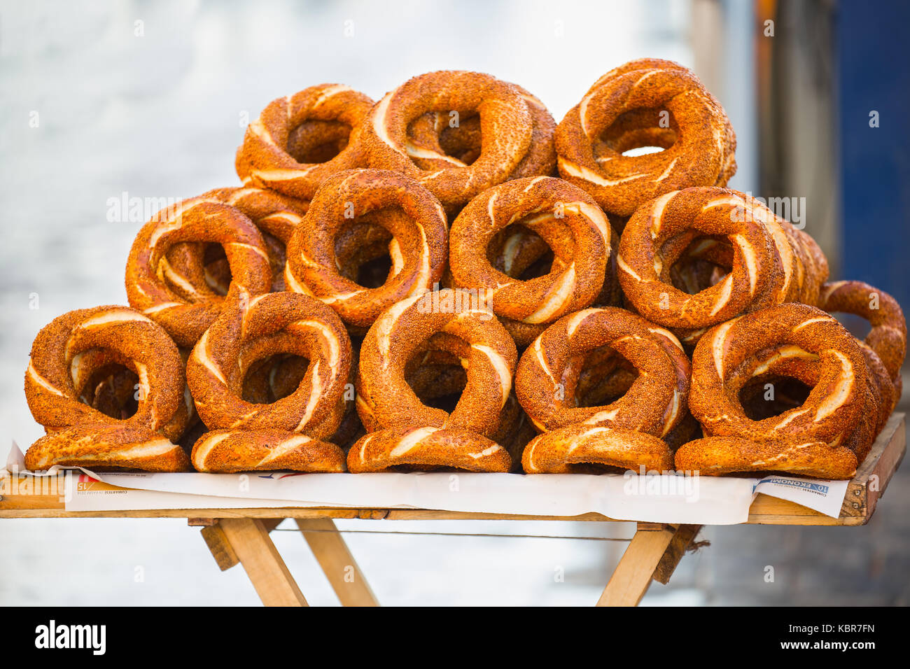 Türkische Bagels (simits) verkaufen, auf den Straßen von Istanbul Stockfoto