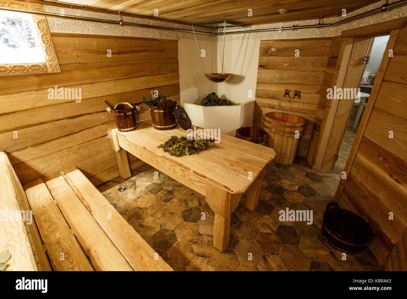 Luxus und niedlichen Innere des russischen Holzsauna Stockfoto