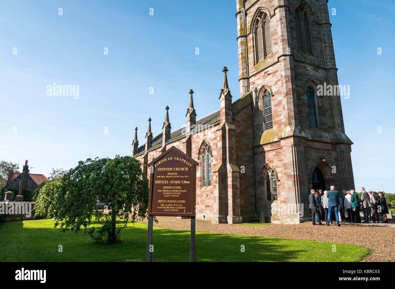 Stenton Parish Church, East Lothian, Schottland, Großbritannien, während des Lammermuir Festivals 2017. Publikum draußen in der Pause des Konzerts Stockfoto