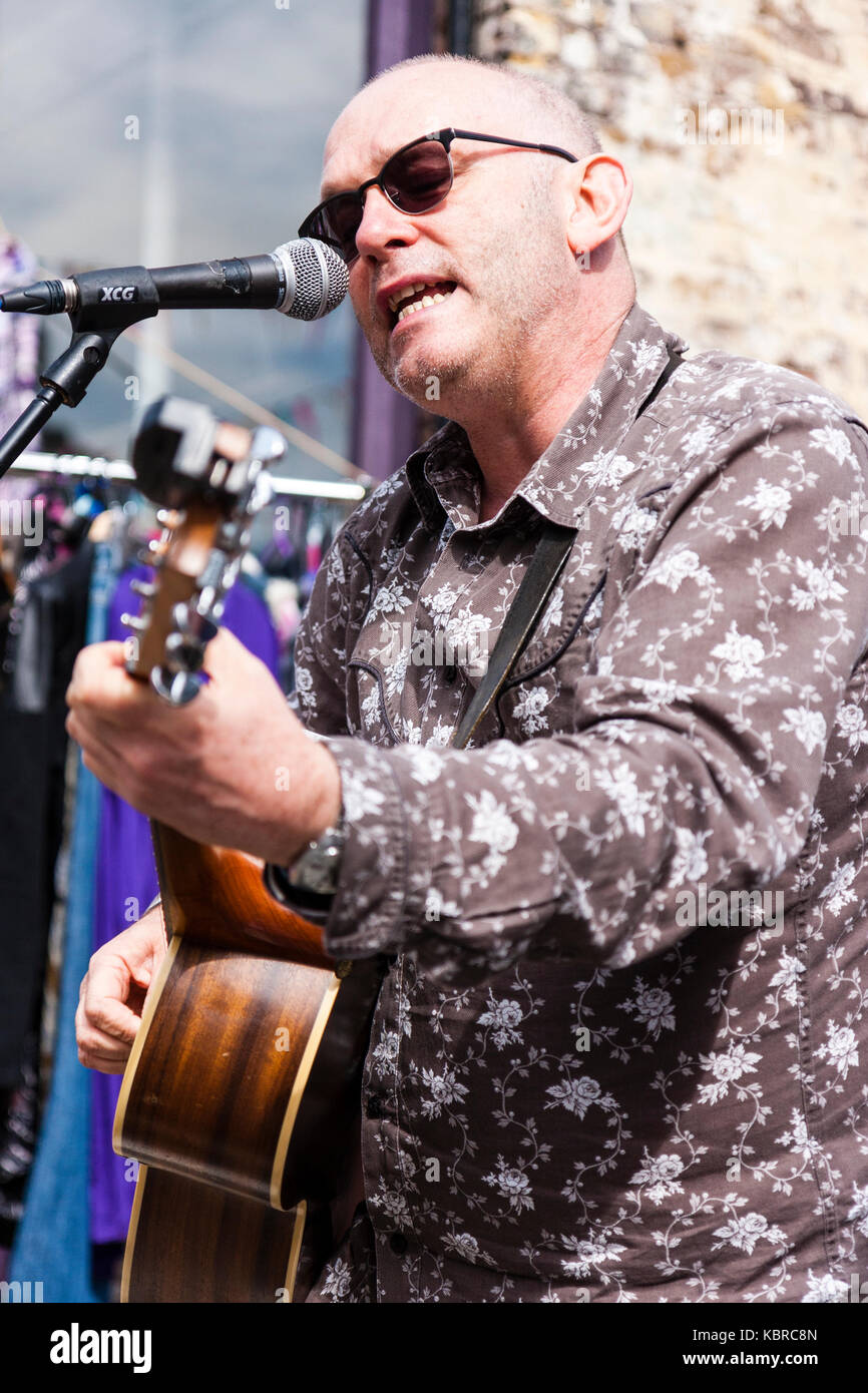 England, Ramsgate. Skiffle musikalische Gruppe, hohe chaparrals während der Addington Street Fair. Gitarrist singen. Nahaufnahme von der oberen Hälfte des Körpers. Stockfoto