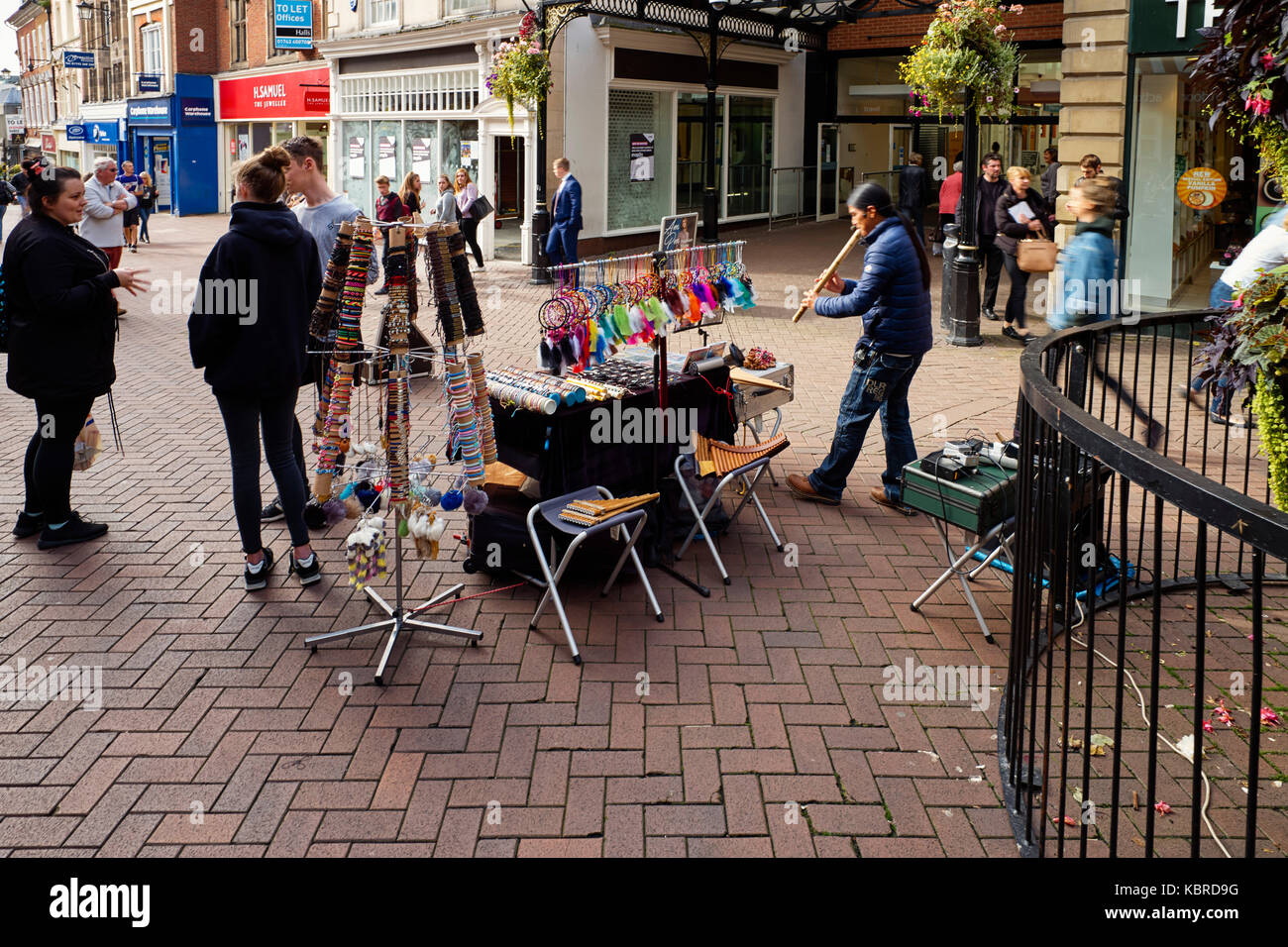 Peruanische pan pipe Mann mit Perlen in Stolz Hill, Shrewsbury Stockfoto