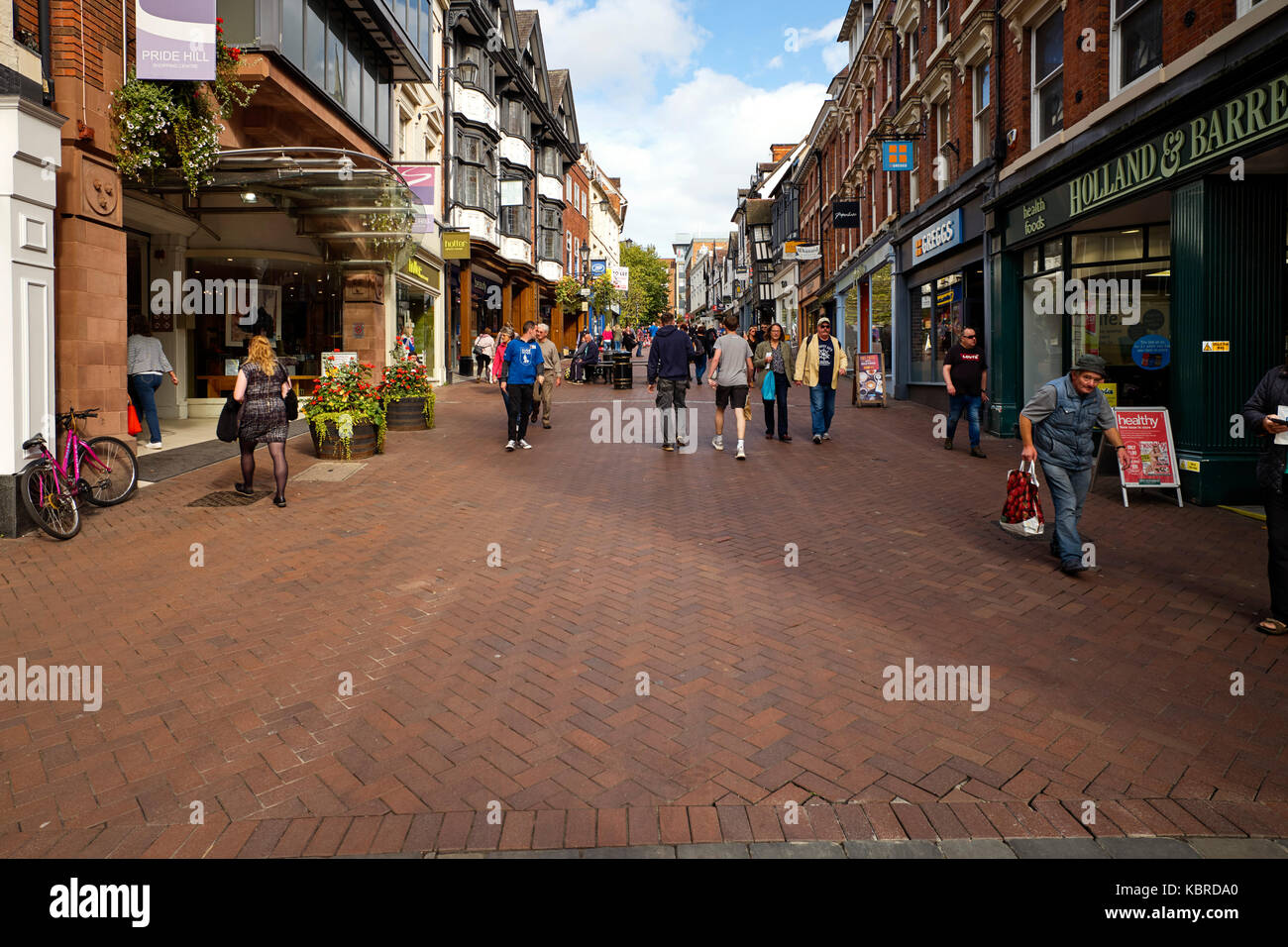 Stolz Hill in Shrewsbury mit Käufern Stockfoto