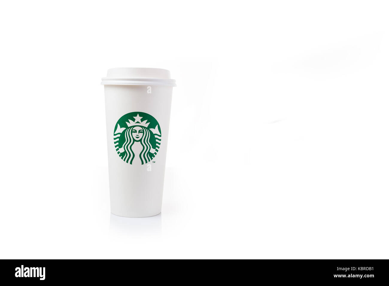 Chiang Mai, Thailand - 30. September 2017 - Starbucks White Paper Cup mit grünem Logo sitzt oben auf weißen Tisch gegen den weißen Hintergrund in Chiang Mai Stockfoto