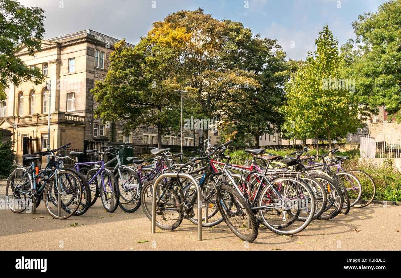 Viele Studenten Fahrräder außerhalb alten Royal Infirmary geparkt, jetzt Edinburgh Zentrum für CO2-Innovation (EKKI), der Universität von Edinburgh, Schottland, Großbritannien Stockfoto