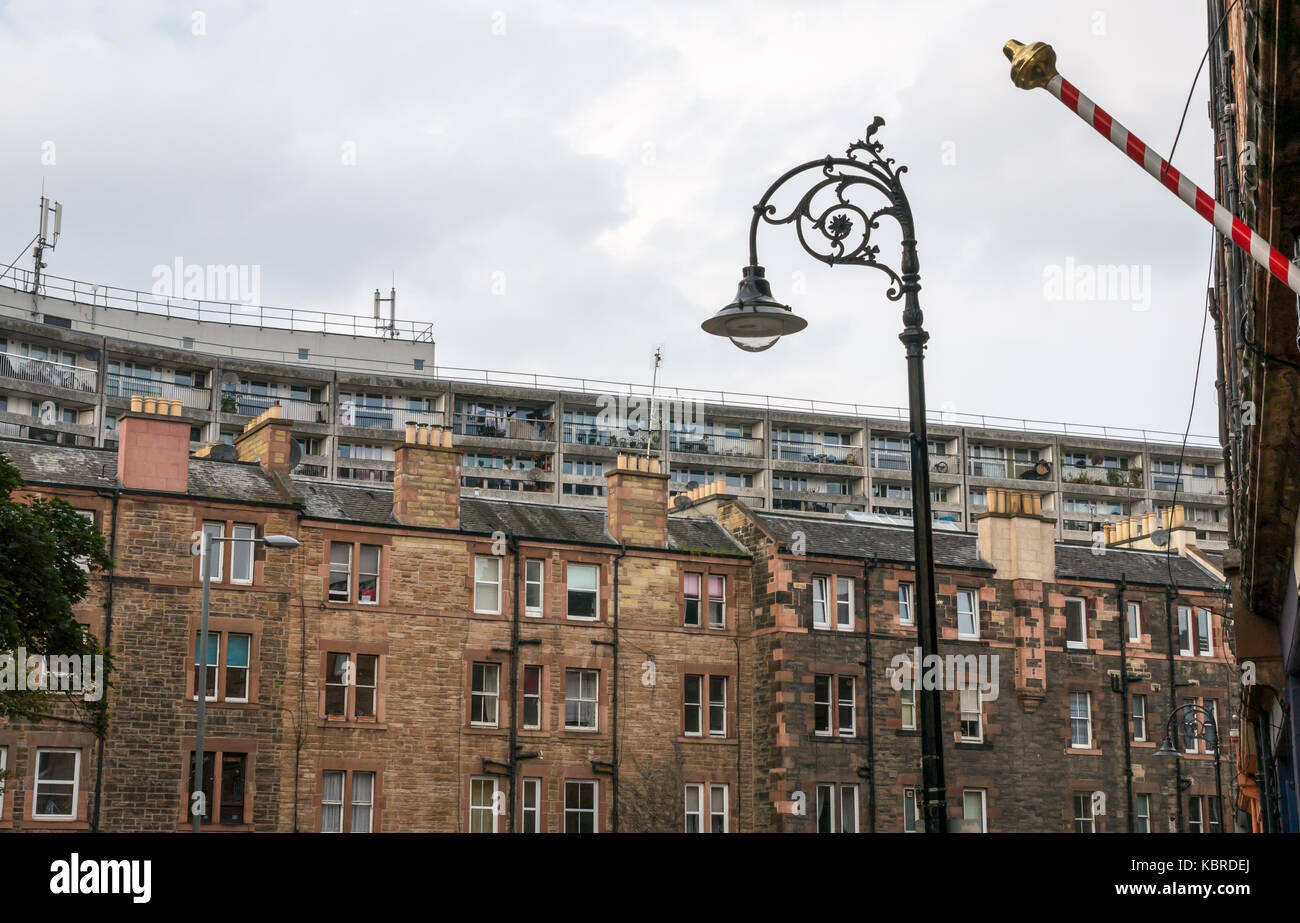 Nebeneinanderstellung von Mietshäusern und gemeinderatswohnungen, Cables Wynd, genannt Banana Flats, Leith, Schottland, Großbritannien. Verzierter Lampenpfosten und Frisierstange Stockfoto