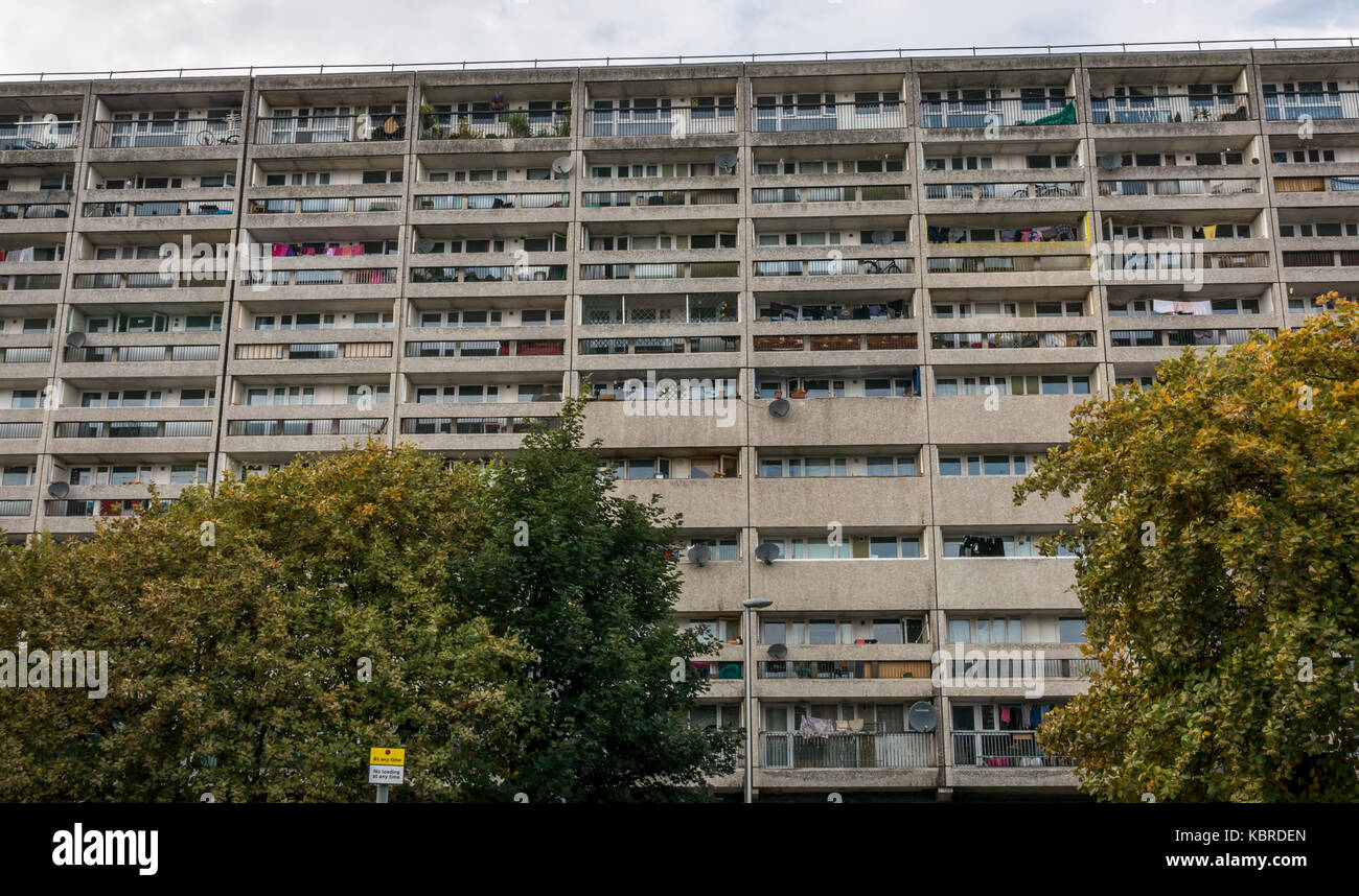 60s council Flat Block, Cables Wynd, Leith, Edinburgh, Schottland, UK, (Banana Flats) Kategorie A denkmalgeschütztes Gebäude und Trainspotting Filmlocation Stockfoto