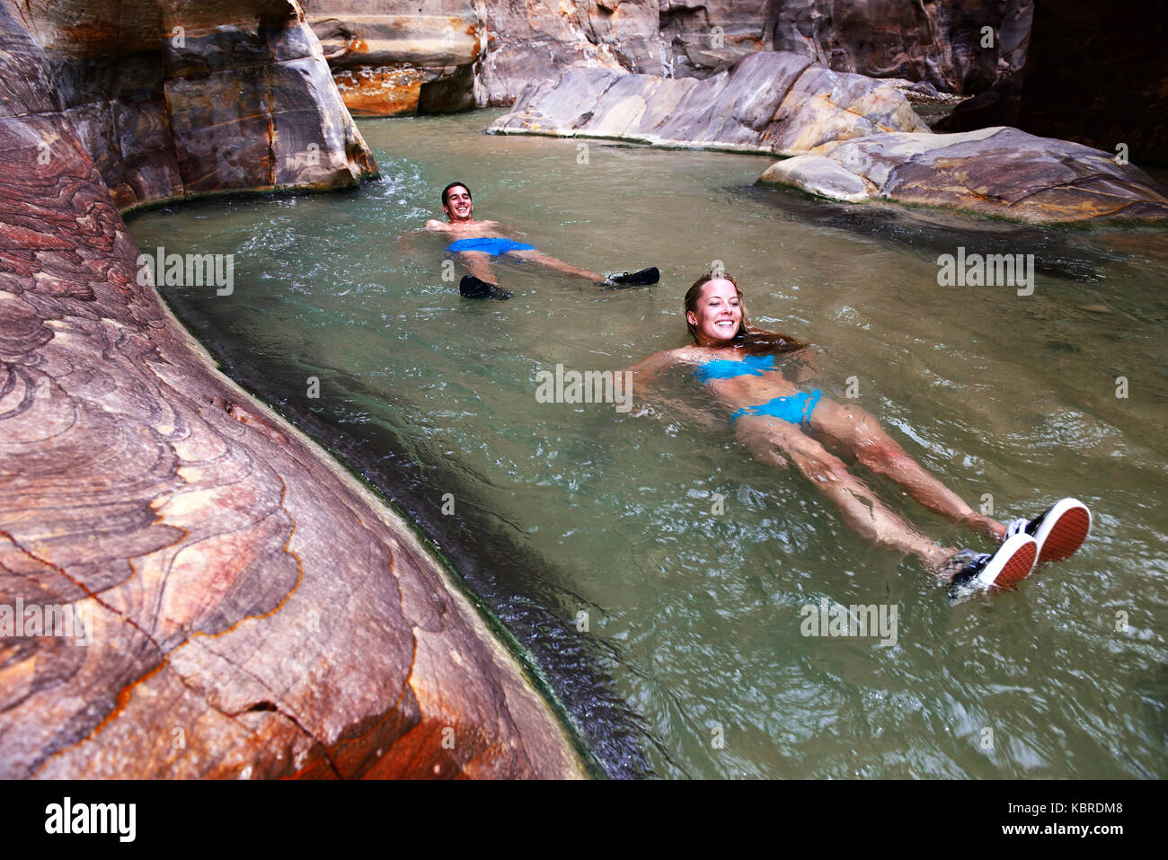 Junges Paar schwimmt an der Schlucht des Wadi Mujib, Jordanien Stockfoto