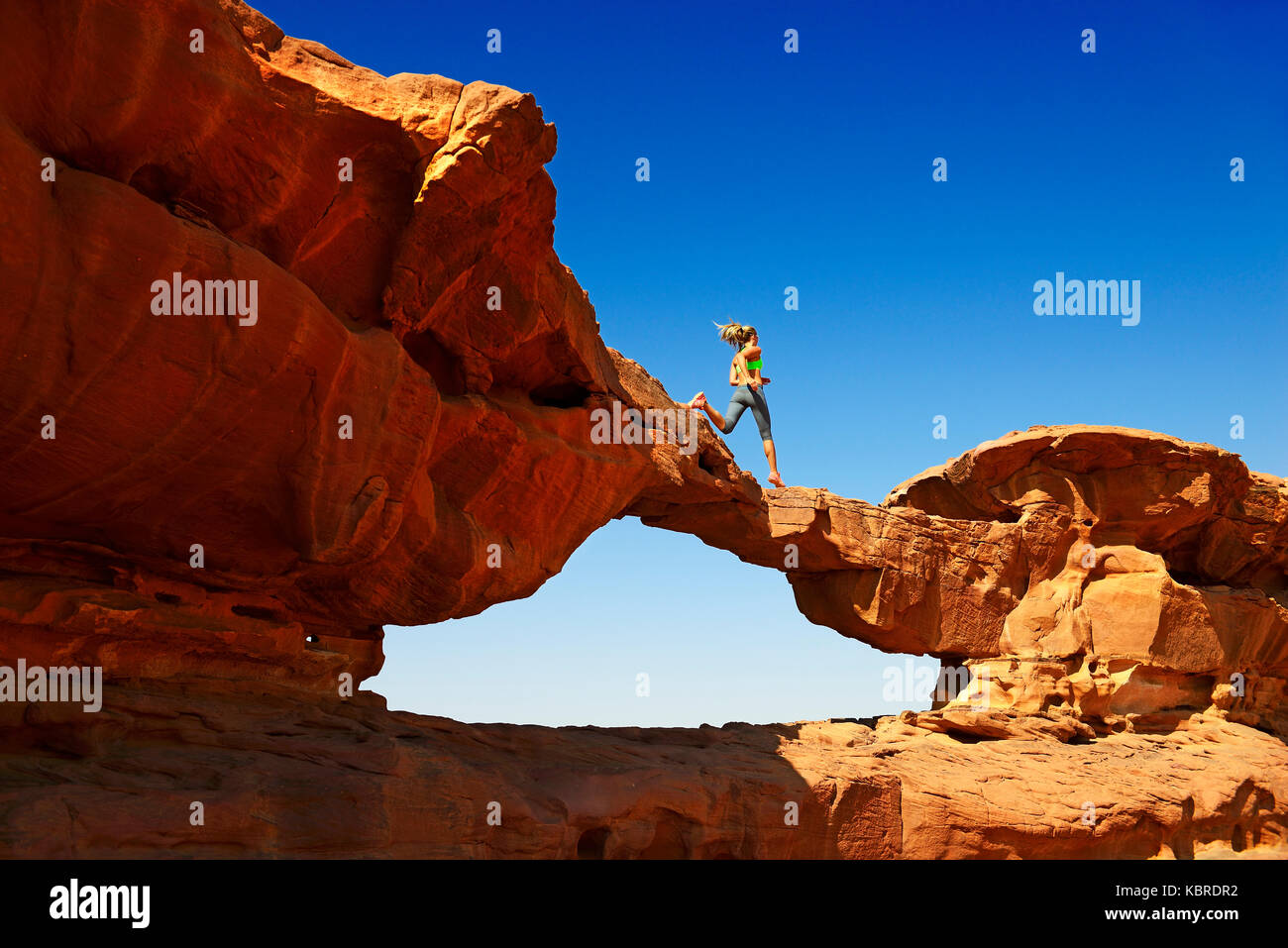 Trailrunning bei Rock Arch, al Borg alsagheer, Wadi Rum, Jordanien Stockfoto