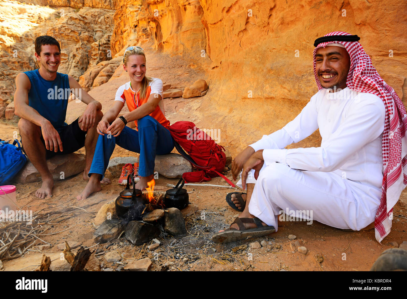 Touristen trinken Tee mit Beduinen in Wadi Rum, Jordanien Stockfoto