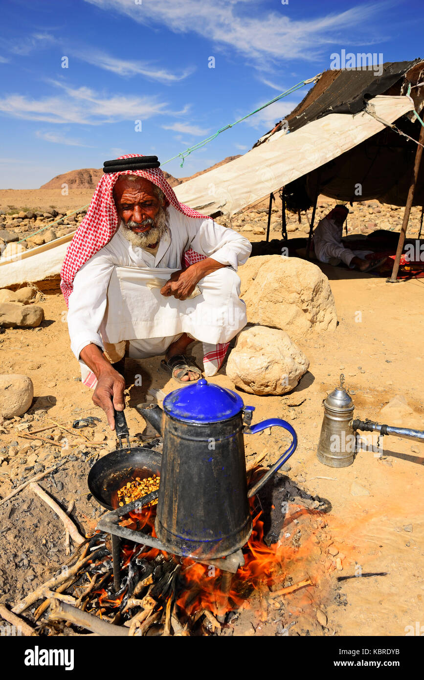 Bedouin Kaffee Vorbereitung mit pan-gerösteten Bohnen und Kardamom, Jordanien Stockfoto