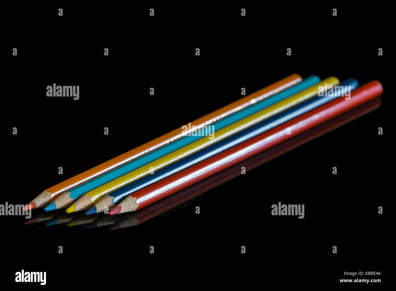 Buntstifte auf schwarzer Oberfläche reflektiert Stockfoto