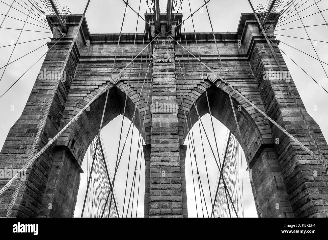 Brooklyn Bridge gotischen Bögen in Schwarz und Weiß in new york city Stockfoto