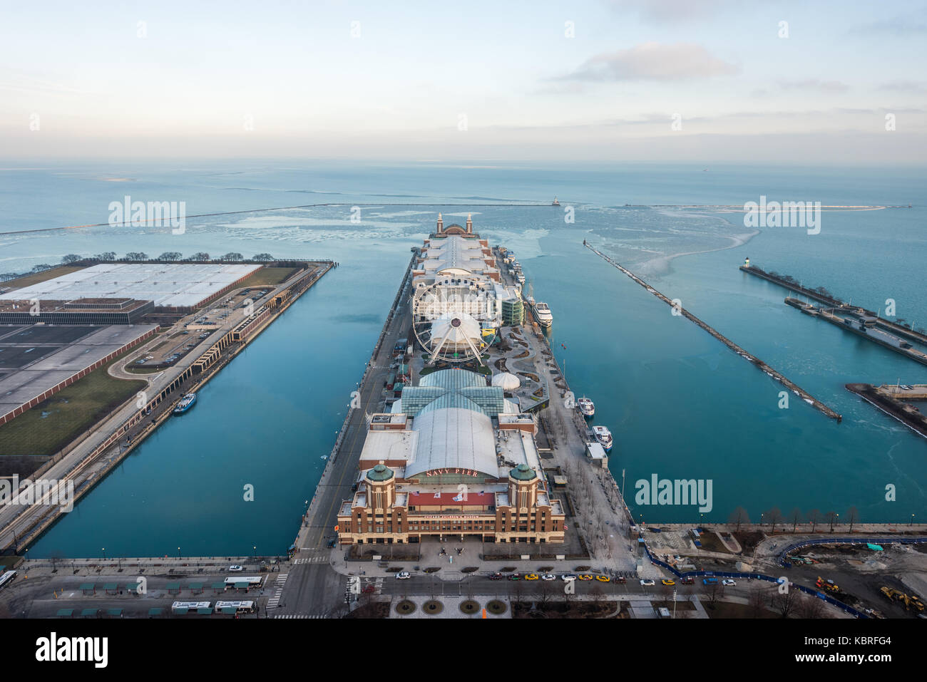 Luftbild des Navy Pier und den Lake Michigan. Stockfoto