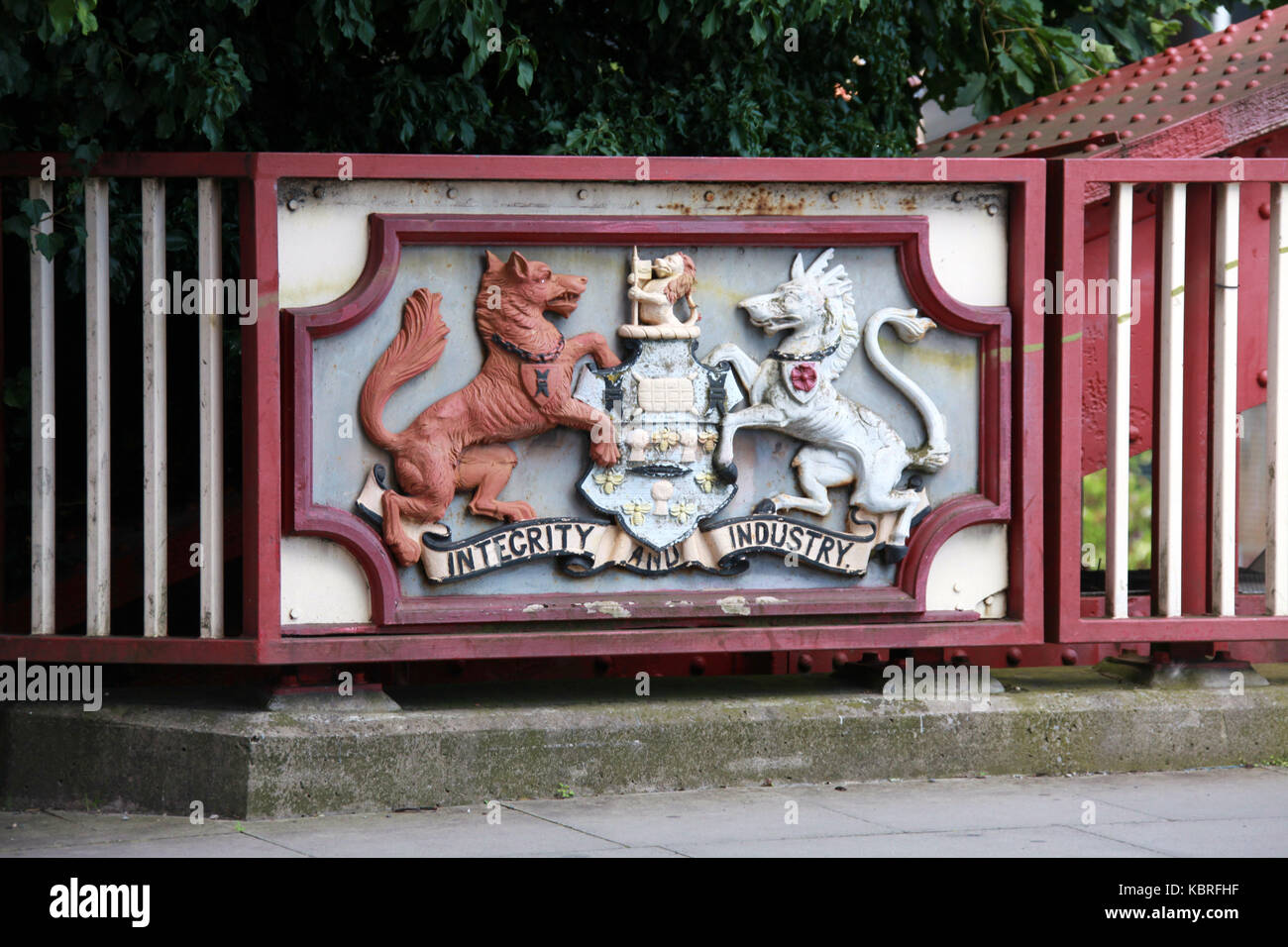 Salford Wappen auf der Brücke über den Fluss Irwell in Manchester. Stockfoto