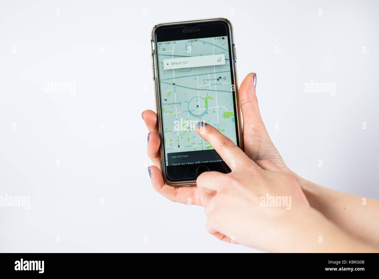 Chicago, IL, USA, May -12,2017, Frau, Hände, die ein Smartphone mit einer offenen Uber Karte, um die Position auf dem Bildschirm (Nur für die redaktionelle Nutzung) Stockfoto