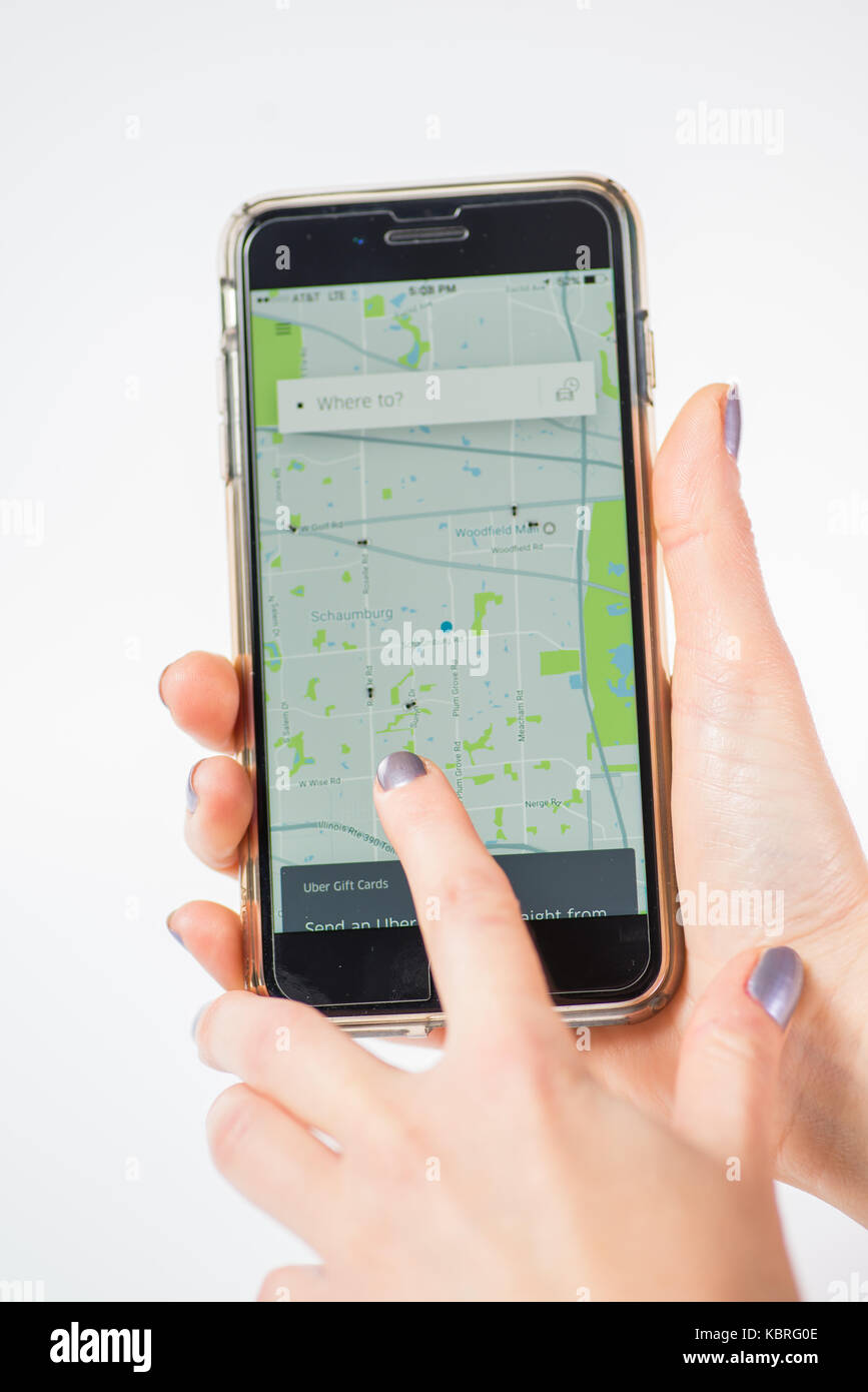 Chicago, IL, USA, May -12,2017, Frau, Hände, die ein Smartphone mit einer offenen Uber Karte, um die Position auf dem Bildschirm (Nur für die redaktionelle Nutzung) Stockfoto