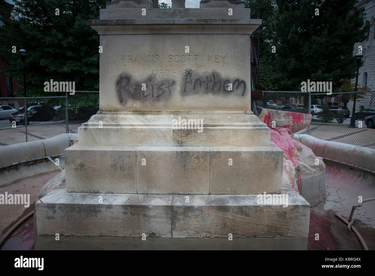 Rassistische Hymne Spray auf Francis Scott Key Statue in Baltimore City, die vor kurzem drei Denkmäler zu Ehren Konföderierten Zahlen entfernt, lackiert Stockfoto