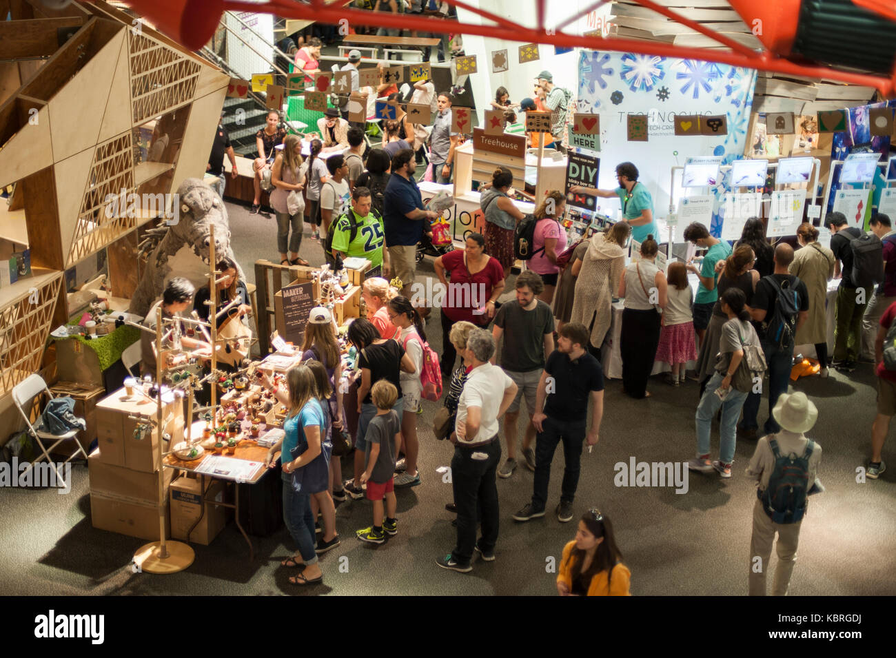 QUEENS, NEW YORK - 23. SEPTEMBER 2017: Die New York Hall of Science auf der World Maker faire, auf der die Hersteller ihre Kreationen für A ausstellten Stockfoto