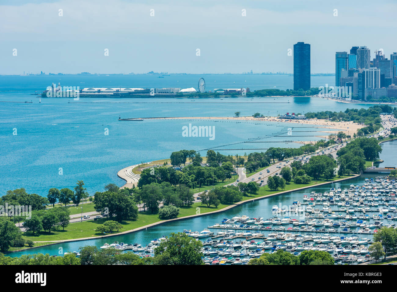 Luftbild des Lake Shore Drive, Belmont Hafen und den Lake Michigan. Stockfoto