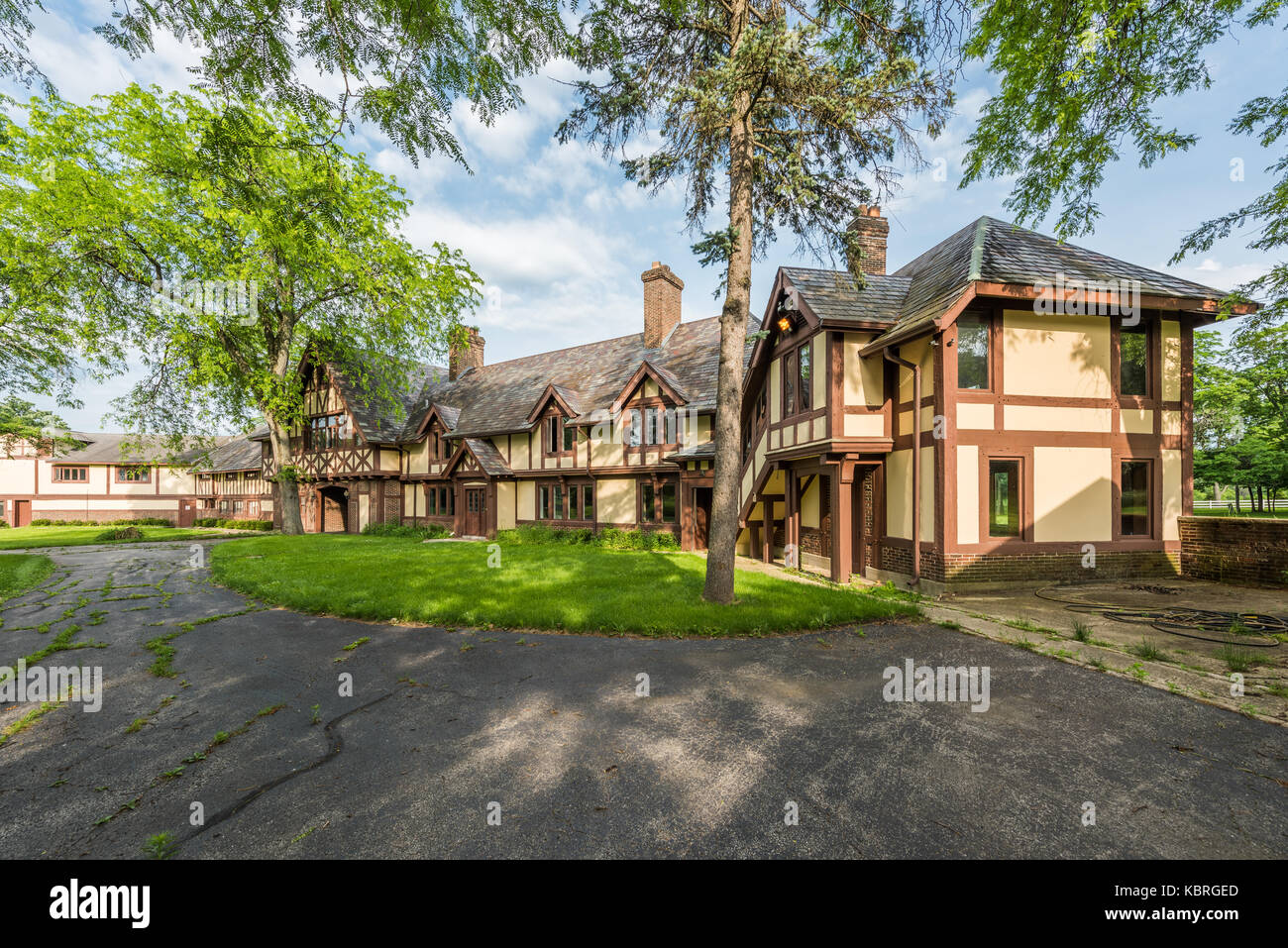 Frei im Tudor-Stil erbaute Herrenhaus in der Reichlichen northwest Vorort von Lake Barrington. Stockfoto